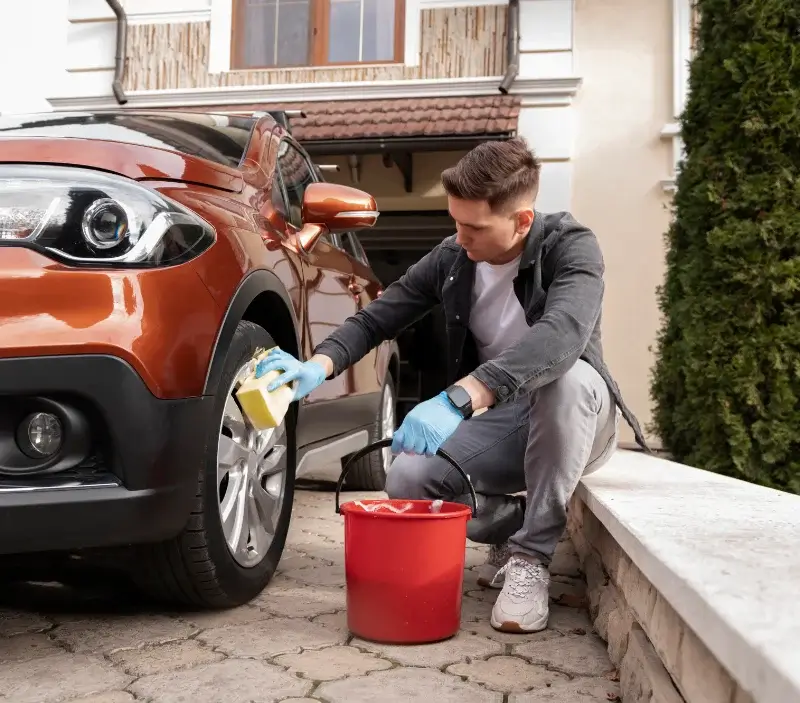 Lavage auto à domicile Vézières : professionnel intervenant sur un véhicule